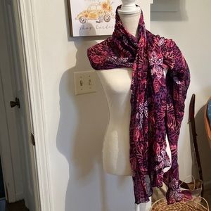 Women’s scarf can be used in many different ways